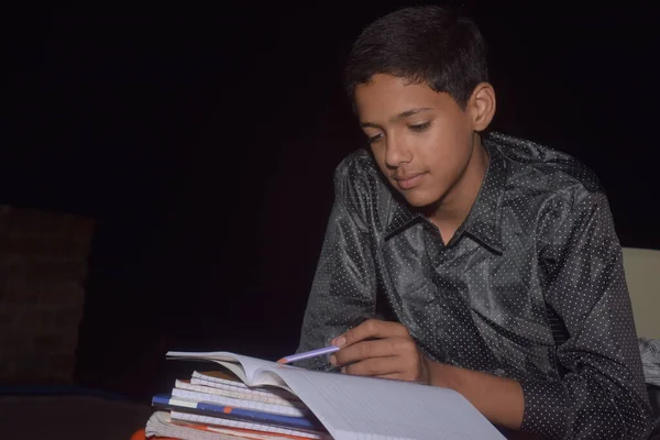 Хлопчик Вдома Робить Домашнє Завдання Вчиться Пишучи Олівцем Блокноті Вночі — стокове фото