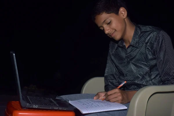 Niño Casa Haciendo Deberes Estudiando Escribiendo Con Lápiz Cuaderno Con — Foto de Stock