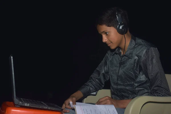 Evdeki Çocuk Ödevlerini Yapıyor Ders Çalışıyor Dizüstü Bilgisayarı Önünde Kalemle — Stok fotoğraf
