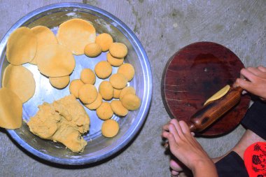 Kırsal alanda el yordamıyla yürüyen kızlar. Hamur topları yakınlarda tutulur. Mutfak konsepti