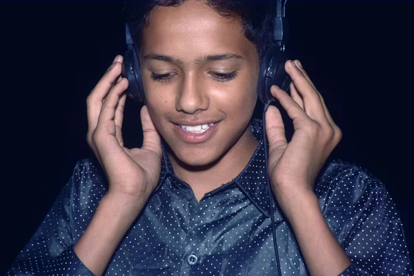 Netter Junge Hält Zwei Hände Den Kopfhörer Und Genießt Musik — Stockfoto