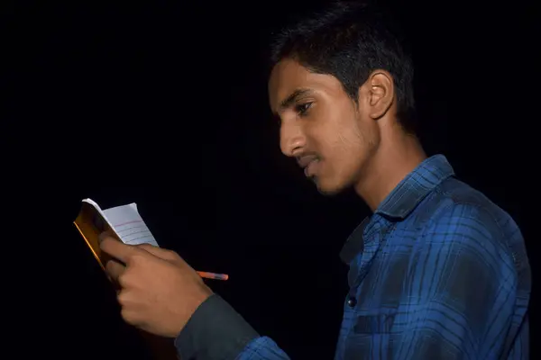Hintli Genç Çocuk Evde Ders Çalışıyor Düşünüyor Gece Vakti — Stok fotoğraf