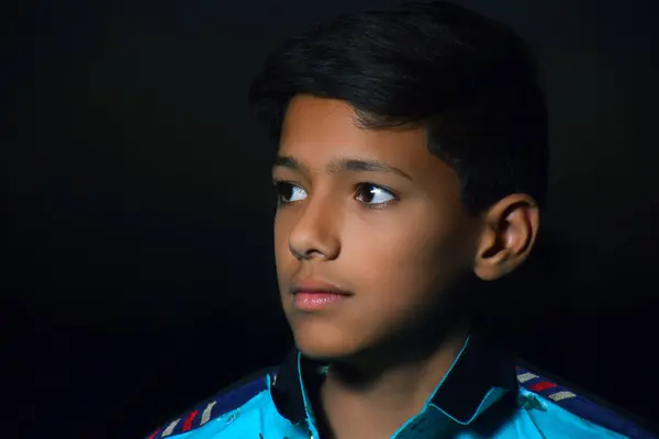 Портрет Симпатичного Азиатского Мальчика Смотрящего Чёрный Фон — стоковое фото