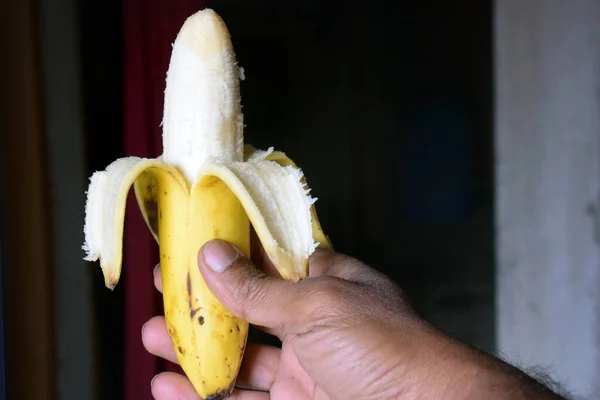 Primer Plano Plátano Pelado Plátano Sobre Fondo Pared Ladrillo Oscuro —  Fotos de Stock