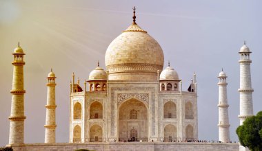 10-08-2023, Agra, Uttar Pradesh, Hindistan. Taj Mahal, akşam güneşinin yedi harikasından biri.