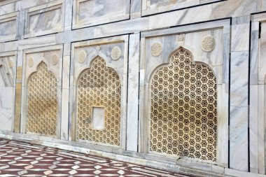 10-08-2023, Agra, Uttar Pradesh, Hindistan. Yedi harikadan biri, Taj Mahal duvarları ve beyaz mermerden yapılmış pencereler.