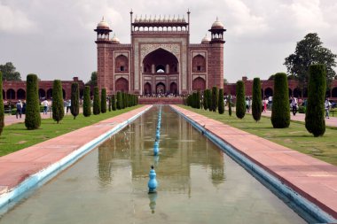 10-08-2023, Agra, Uttar Pradesh, Hindistan Büyük Kapı (darwaja-i rauza) taj mahal giriş kapısı, Bu kapının dışı kırmızı kumtaşından yapılmıştır