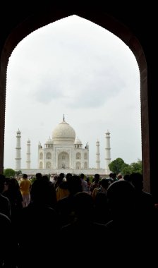 10-08-2023, Agra, Uttar Pradesh, Hindistan. Taj Mahal Hint Sarayı. Caminin kapısı.