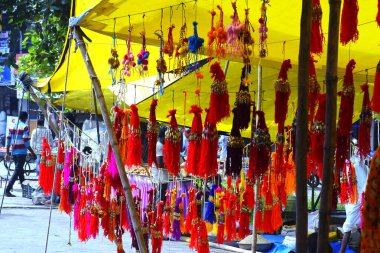 21-08-2019, dewas, M.P., India, renkli tasarımcı Rakhi veya bileklik. Yol kenarındaki bir markette farklı tasarım ya da Rakhi Grubu çeşitleri