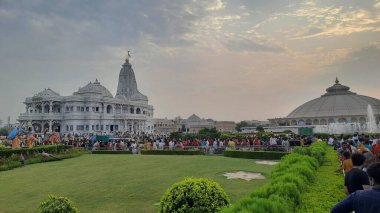 14-08-2023, Vrindavan, U.P., Hindistan. Akşamları Prem Mandir 'in inanılmaz manzarası, bu tapınak antik Hint heykelinin rönesansının bir örneğidir..