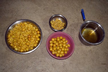 Bektaşi üzümü, Amla şekeri, Amla parçaları ve tohumlar tabakta ve tabakta, sarı kaynamış bektaşi üzümü