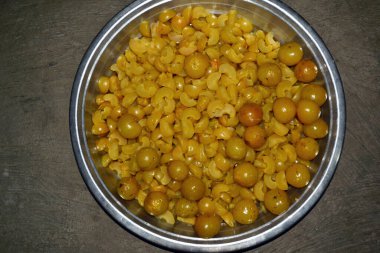 Bektaşi üzümü, Amla şekeri, Amla parçaları ve tohumlar tabakta ve tabakta, sarı kaynamış bektaşi üzümü