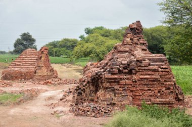 Yığılmış kırmızı tuğlalar, inşaata hazır, tuğla ocağı