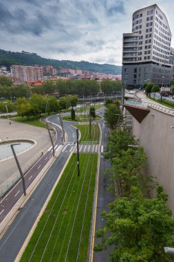 Bilbao şehrinin manzarası. Şehir çevresi, modern binalar, müzeye yakın metro..