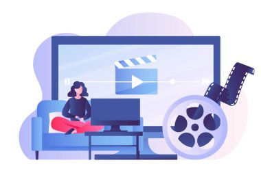 Kadın filmi seyrediyor. Uzaktan kumandalı kız televizyonun, aletlerin ve aletlerin önünde oturuyor. Modern teknolojiler ve online seriler. İlginç bir içerik, işten sonra dinlenmek. Çizgi film düz vektör çizimi