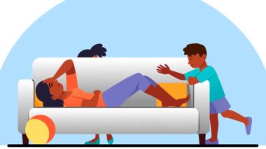 Mutsuz kadın video konsepti. Yorgun bir anne kanepede yatıyor. Etrafı koşan çocuklarla çevrili. Ev işi yüzünden çok çalışan ev hanımı. Düz grafik çizgi film