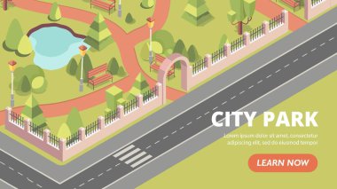 Şehir parkı kavramı. Şehir altyapısı ve bölgesi. Çalıları ve gölü olan yollar, banklar ve sokak lambaları. Yeşil ağaçlı yaz parkı, manzara.