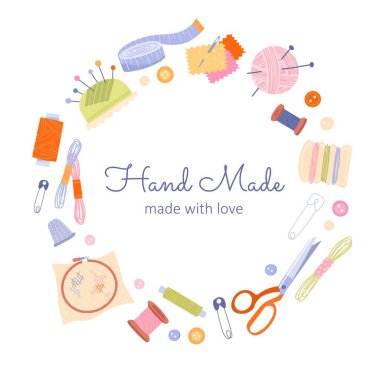 El yapımı konsept. Dikiş için araç gereç koleksiyonu. Makas, iplik ve iğne, mezura ve pamuk topu. Yüksük ve iğne. Beyaz arkaplanda izole edilmiş çizgi film düz vektör çizimleri