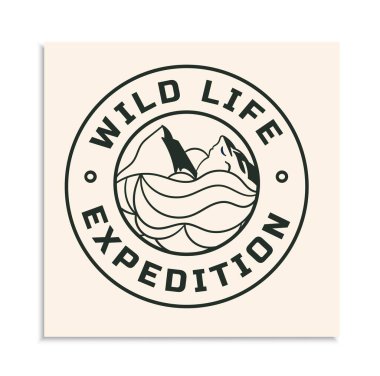 Minimalist logoti kampı. Web sitesi afişi ya da afişi. Yuvarlak simge, amblem ya da rozet. Vahşi yaşam ve keşif, doğal manzara, orman ve dağlar, kamp. Çizgi film düz vektör çizimi