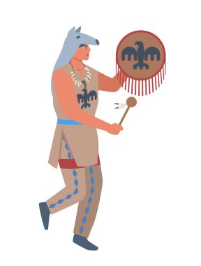 Amerikan yerlisi. Çubuklu ve davulu olan adam. Geleneksel kostümlü biri. Eski bir müzisyen. Web sitesi için grafik ögesi. Çizgi film düz vektör çizimi beyaz arkaplanda izole edildi