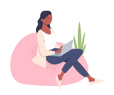 İnsan bilgisayar konseptiyle çalışır. Pembe kanepede oturan genç bir kız. Elinde alet ya da cihaz var. Serbest çalışan ya da uzaktan çalışan. Poster ya da afiş. Çizgi film düz vektör çizimi beyaz arkaplanda izole edildi