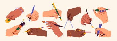 Elleri kalem dolu. Yaratıcılık ve sanat. Kalemi, kalemi ve fırçası olan insanlar çizer ve yazar. Kırtasiyede yetenekli sanatçılar. Çizgi film düz vektör koleksiyonu beyaz arkaplanda izole edildi