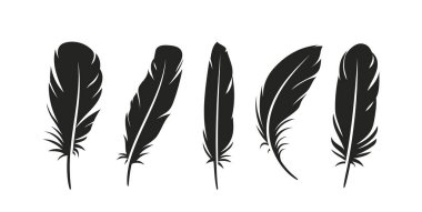 Kuş tüyü simgeleri ayarlandı. Koyu renk siluet ya da melek kanatları tüylü siyah çıkartma. Dövme ya da logo için tasarım elemanları. Düz vektör illüstrasyon koleksiyonu beyaz arkaplanda izole edildi