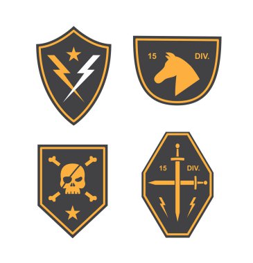 Beyaz arka planda dört adet yıldırım, at kafası, kafatası ve kılıç içeren dört adet askeri temalı amblem simgesi. Vektör illüstrasyonu