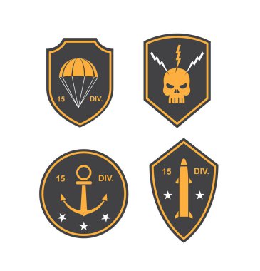 Beyaz arka planda paraşüt, yıldırımlı kafatası, çapa ve füze içeren dört eşsiz askeri stil rozet. Vektör illüstrasyonu