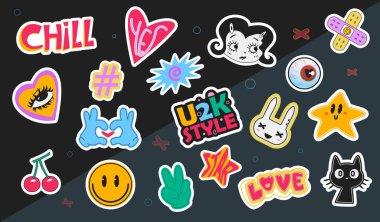 Soyut y2k yamaları seti. Gülen emoji, jest, kalp ve kara kedi içeren geçmişe dönük fütürist çıkartmalar. Baskı için harika tasarım elementleri. Düz vektör illüstrasyon koleksiyonu arkaplanda izole
