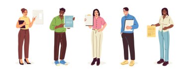 Parmaklarıyla işaret eden mutlu insanlar. Gülümseyen erkek ve kadınlar el hareketleriyle belge, gazete ya da not defterine işaret ediyorlar. Ürünleri tanıtıyorum. Düz vektör illüstrasyon koleksiyonu arkaplanda izole