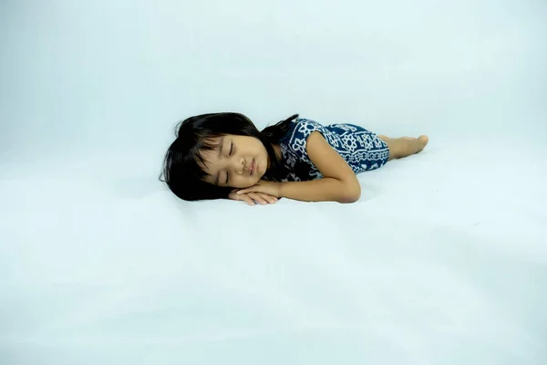 Retrato Uma Criança Deitada Fundo Branco Olhar Para Recepção Câmara — Fotografia de Stock