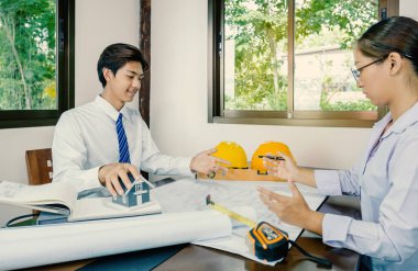 Mühendisler, müteahhitler, konut projeleri, endüstri, iş güvenliği planları ve tasarım teftişi için toplantılar.