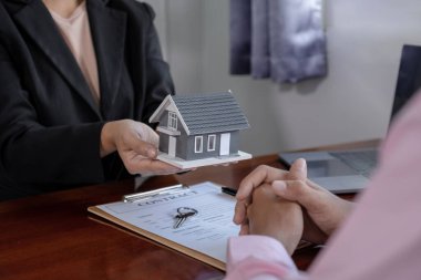 Bir emlakçıya ev modelini ver ve iş sözleşmesini, kirayı, satın almayı, ipoteği, krediyi veya ev sigortasını alıcıya açıkla.