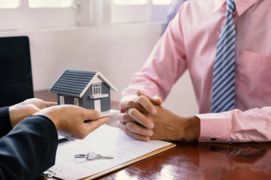 Bir emlakçıya ev modelini ver ve iş sözleşmesini, kirayı, satın almayı, ipoteği, krediyi veya ev sigortasını alıcıya açıkla.