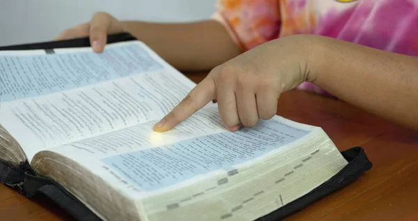 通过研究 的概念 密切关注 圣经精神书 中的祷告之手 — 图库照片