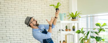 Hipster yaşlılar, sürdürülebilir emeklilikten sonra kentsel bahçe işleri hobisi olan ağaçlarla ilgileniyorlar..