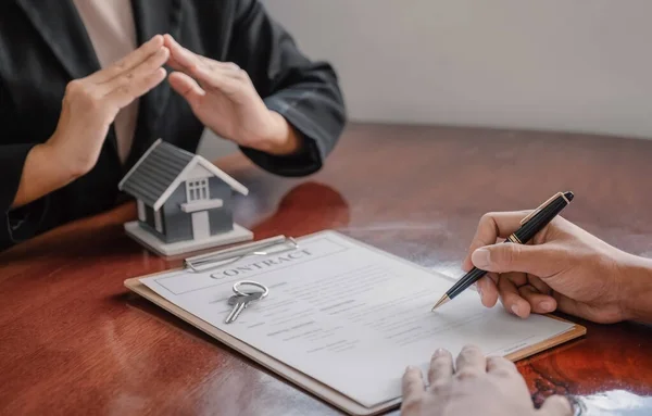 Assinatura Mão Contrato Após Agente Imobiliário Explica Contrato Negócios Aluguel — Fotografia de Stock