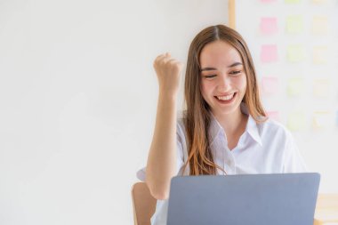 Neşeli iş kadını yumruğunu kaldırıyor mutlu bir yüz, evet jest, iş dünyasının yeni hedeflerine meydan okuduğu ve hedefe ulaşmayı planladığı için merkez büroda başarı üstüne analiz başarısını kutluyor..