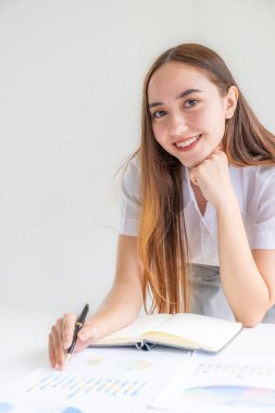 İş kadını analiz grafiği iş hedefleri belirlemek ve yeni hedeflere ulaşmayı planlamak için.