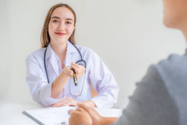 Doktor sağlık muayenesi sonuçlarını hastaya açıkladı. Tıbbi kontrol kavramı..