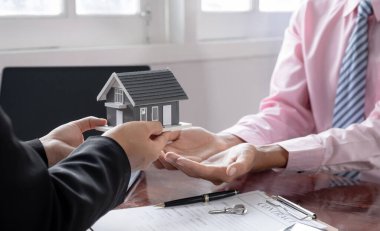Bir emlakçıya ev modelini ver ve iş sözleşmesini, kirayı, satın almayı, ipoteği, krediyi veya ev sigortasını alıcıya açıkla.
