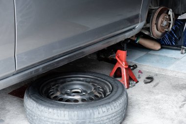 Araba eski fren arabası pervanesi, yeni parça araç ve garajda bakım için kaldırıldı..