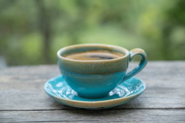 Mavi kahve, doğa yeşili arka plan..