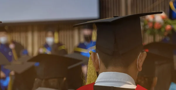 Egy Nagy Csoport Egyetemi Diploma Sapkák Szertartások Során Kezdés Napján — Stock Fotó