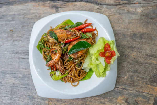 Spaghetti Udang Goreng Dengan Makanan Lokal Herbs Thai Dalam Hidangan — Stok Foto