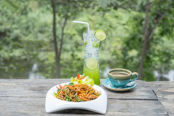 Lemonade Kopi Dan Spageti Dengan Udang Dan Rempah Rempah Makanan — Stok Foto