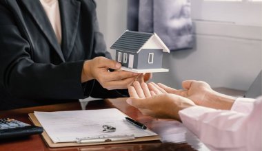 Bir emlakçıya ev modelini ver ve iş sözleşmesini, kirayı, satın almayı, ipoteği, krediyi veya ev sigortasını alıcıya açıkla.