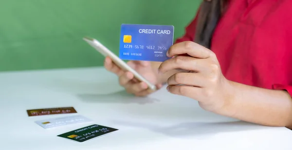 Jovem Mulher Consumidora Segurando Mock Cartão Crédito Pronto Para Gastar — Fotografia de Stock