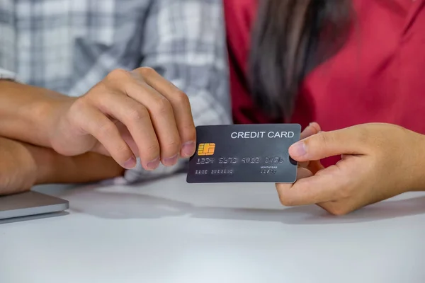 Jovem Casal Consumidor Mão Segurando Mock Cartão Crédito Pronto Para — Fotografia de Stock
